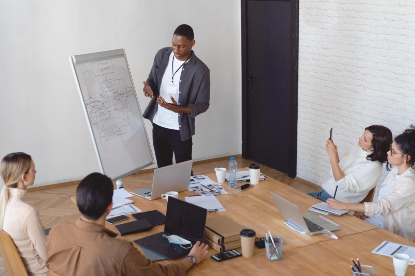 Session de formation pratique sur l'analyse financière avec participants travaillant sur études de cas réelles